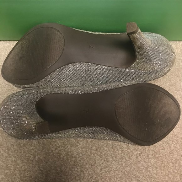 Katie and Kelly Doreen Gold Fabric Peep Toes - Picture 7 of 8